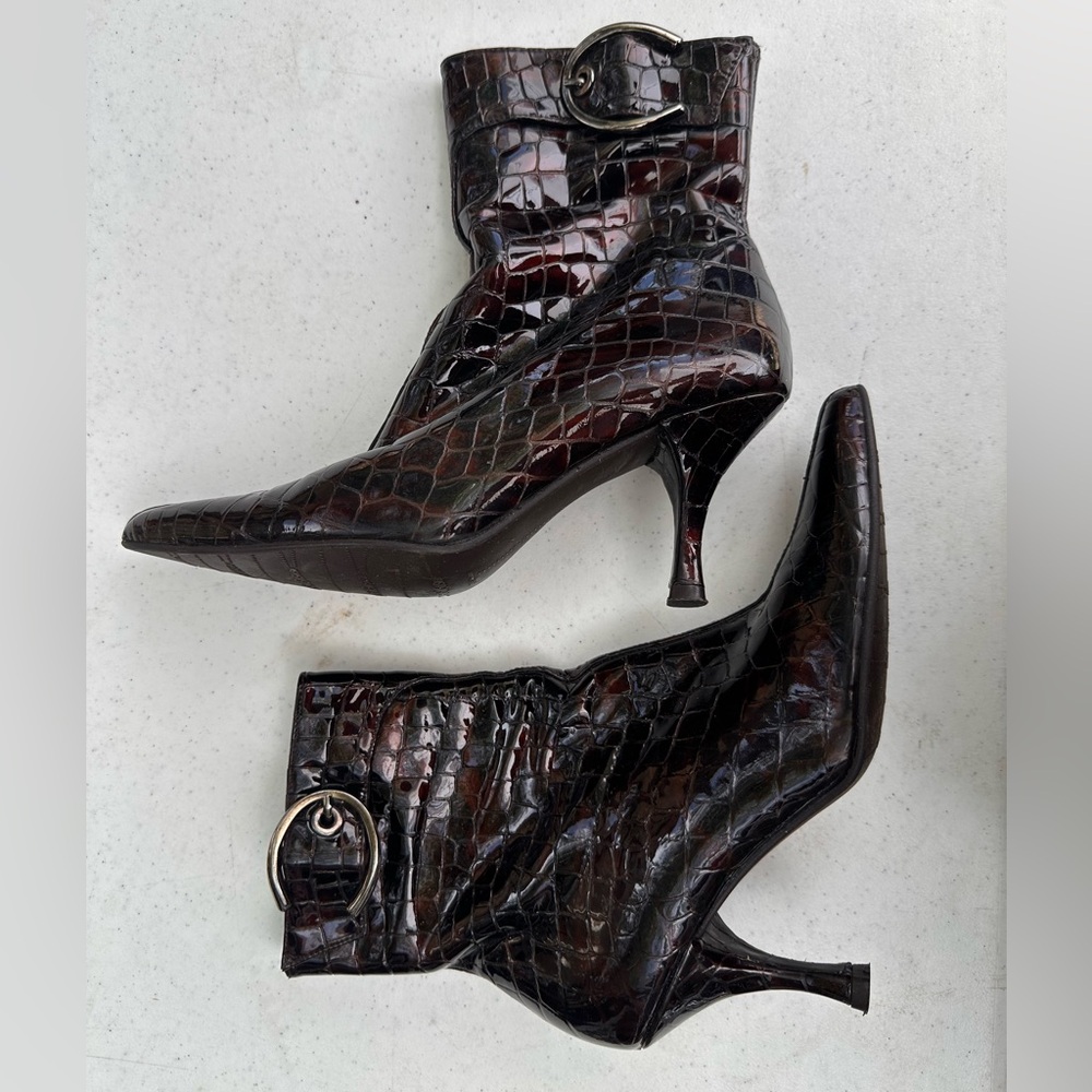 LIKE NEW Stuart Weitzman Burgundy Hologram Ankle Boot